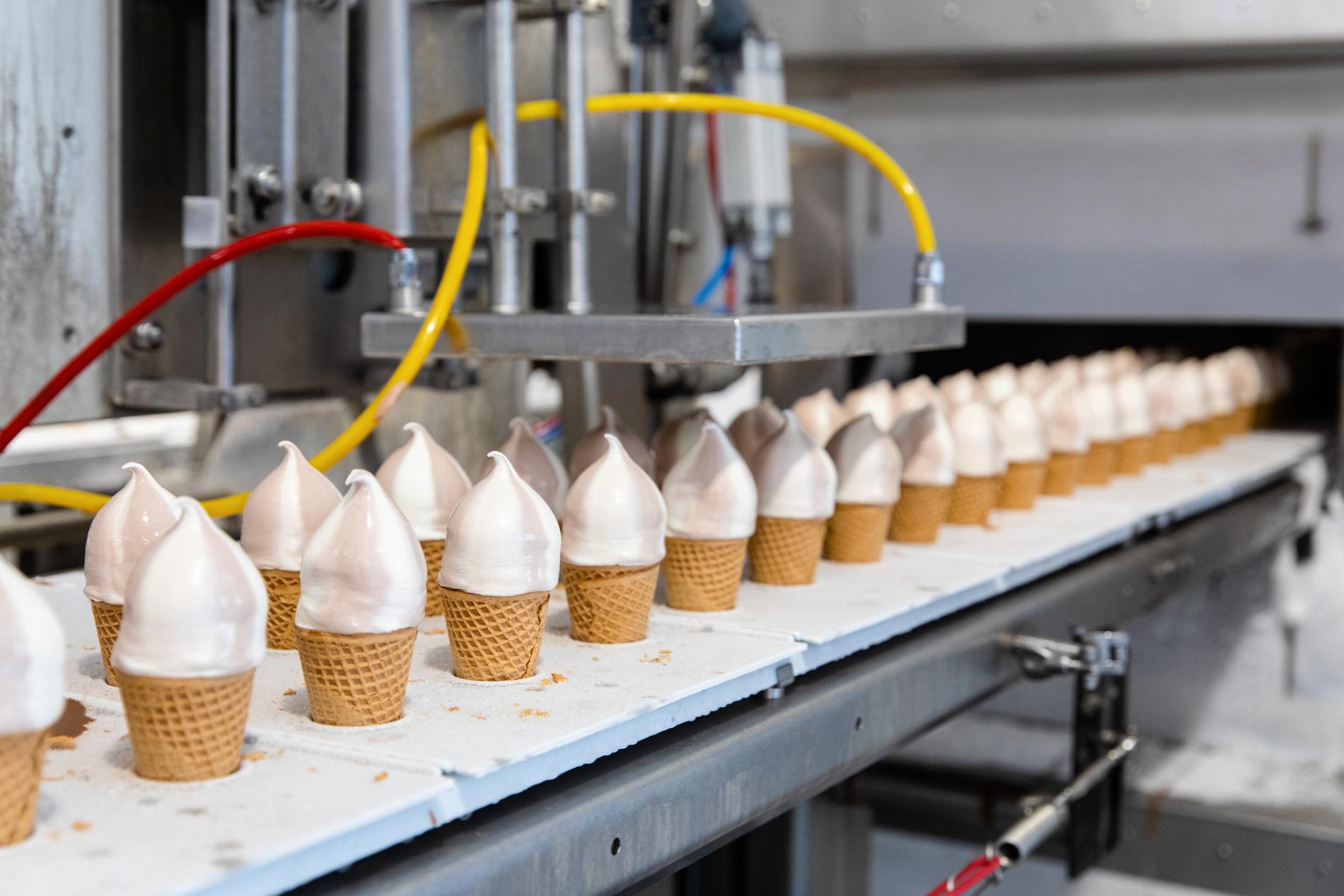Många glassproducenter känner sig nödgade att höja priserna på grund av höjda omkostnader.