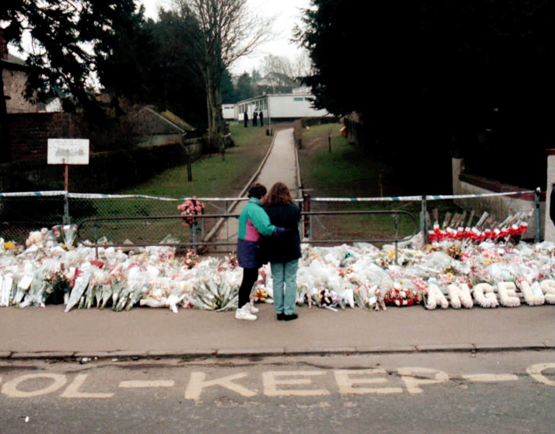 1996 mördades 16 skolbarn av Thomas Hamilton i Dunblane i Skottland. 