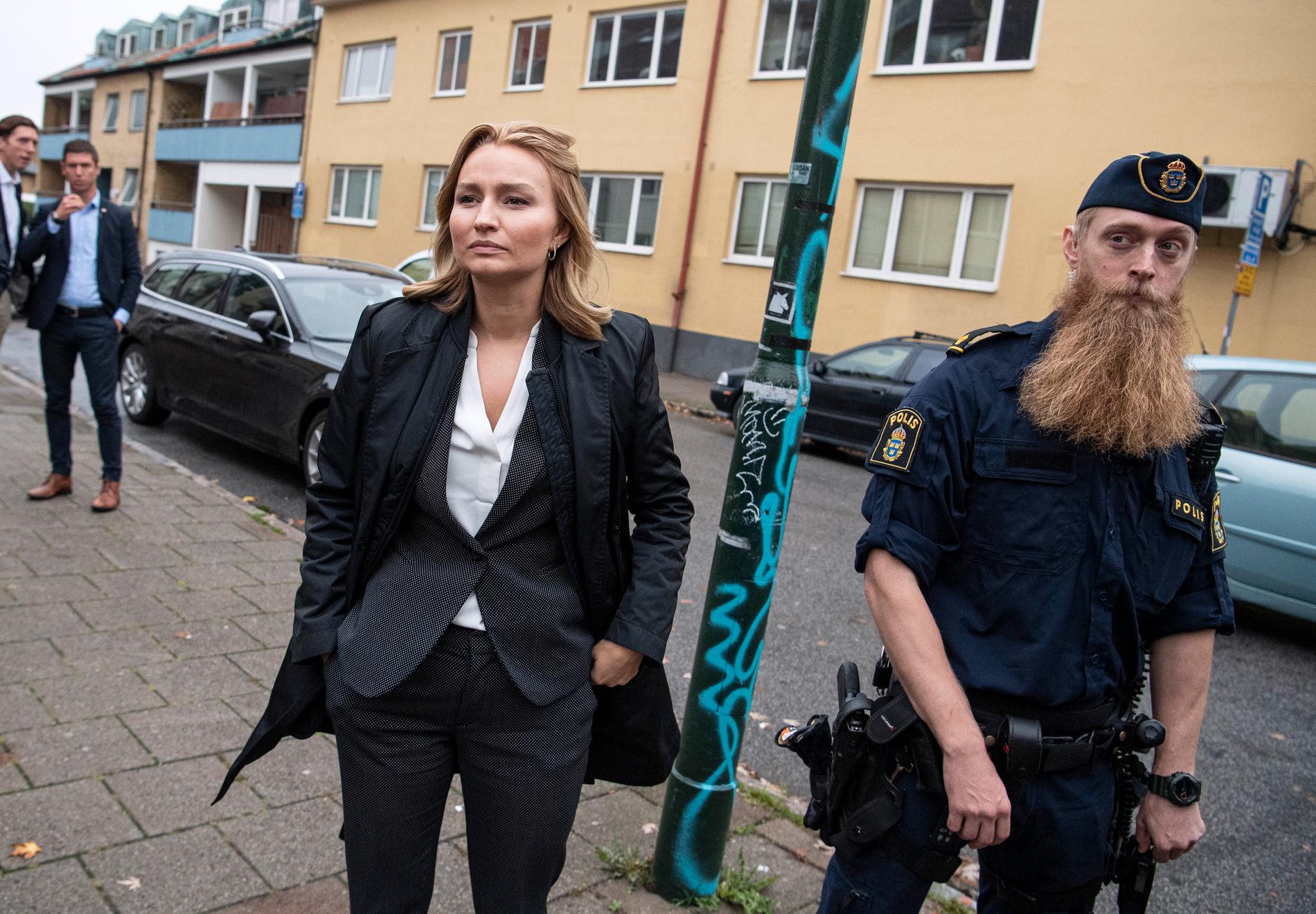 Kristdemokraternas partiledare Ebba Busch Thor och polisen Petter Nilsson på Seved i Malmö på torsdagen.