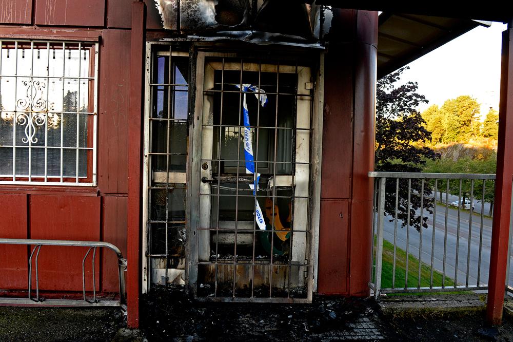 Polisstationen i Tuma sattes i brand. Drygt en timme senare kastades en handgranat mot polisbussen.