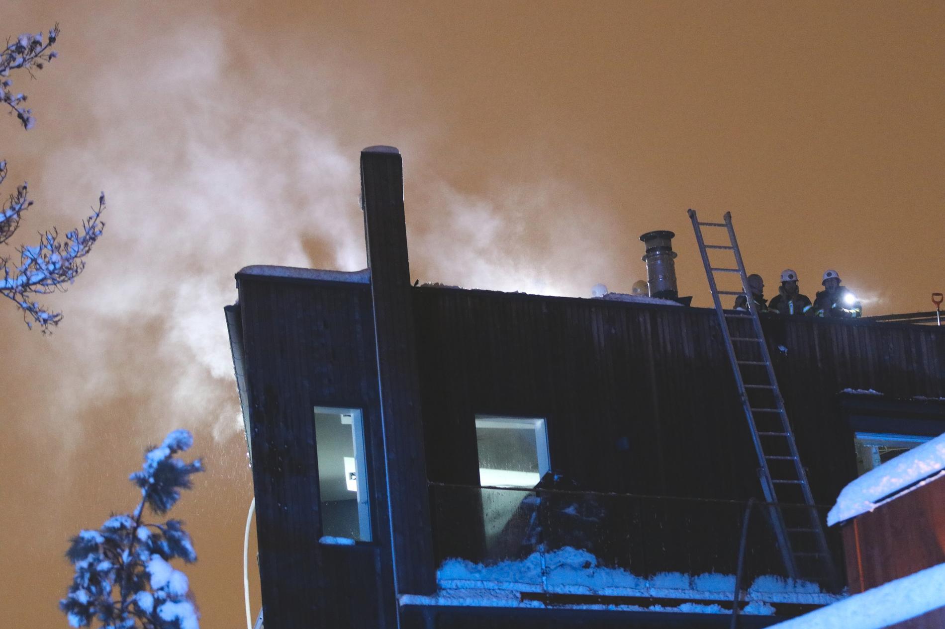En villa på Lidingö har börjat brinna. 