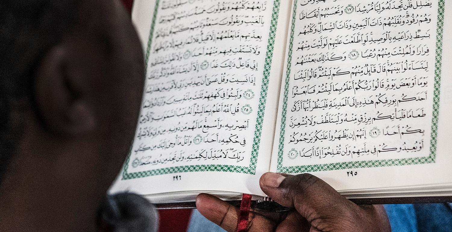 ”Jag vet via bekanta att imamerna manar till fred och lugn i predikan. Men det är bara en femtedel av muslimerna som är praktiserande, resten nås inte via bönerummen”, skriver Somar Al Naher.