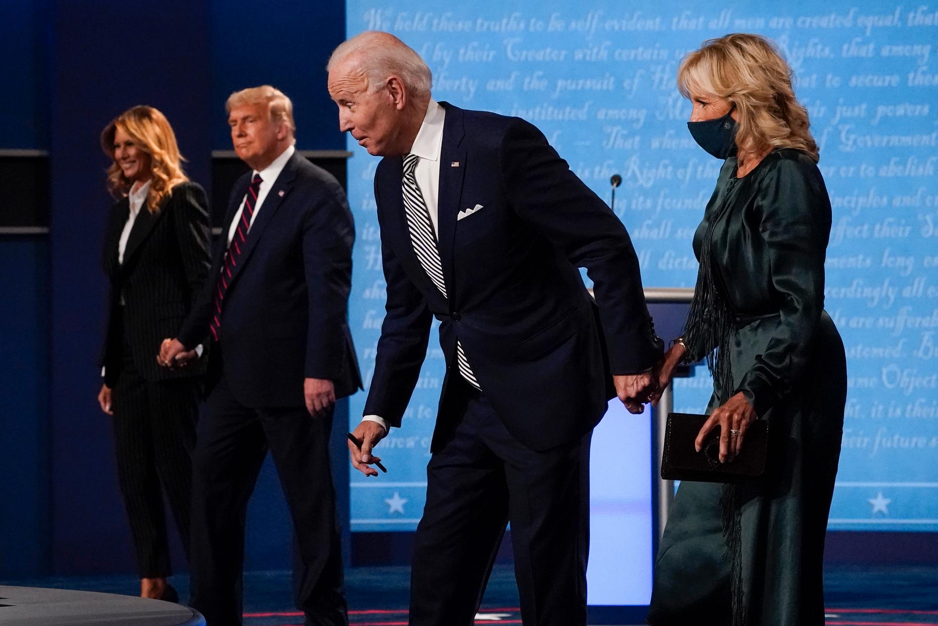 USA:s republikanska presidentpar Melania och Donald Trump och Demokraternas presidentkandidat Joe Biden med hustrun Jill Biden kort före den hätska tv-debatten i Ohio.