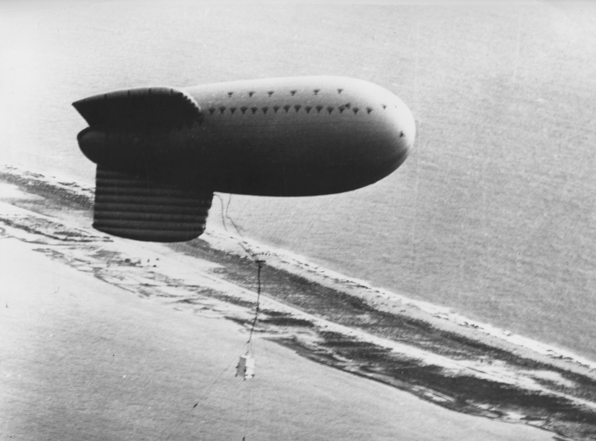 På bilden från den 24 augusti 1968 syns en ballong som transporterar ett franskt kärnvapen inför en provsprängning över Fangataufaatollen.