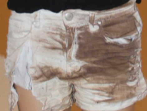 Claudias vita byxor var endast smutsiga på ena sidan.