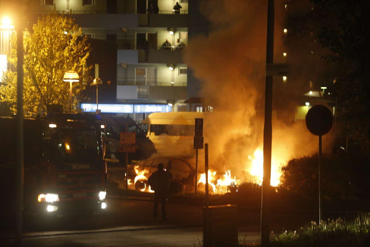 Två bilar brinner på en parkering i närheten av Dovregatan i Husby