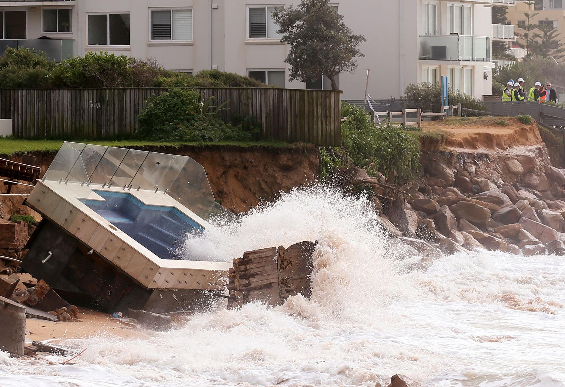En pool har hamnat på klipporna i norra delen av Sydney efter att stormen drog fram.