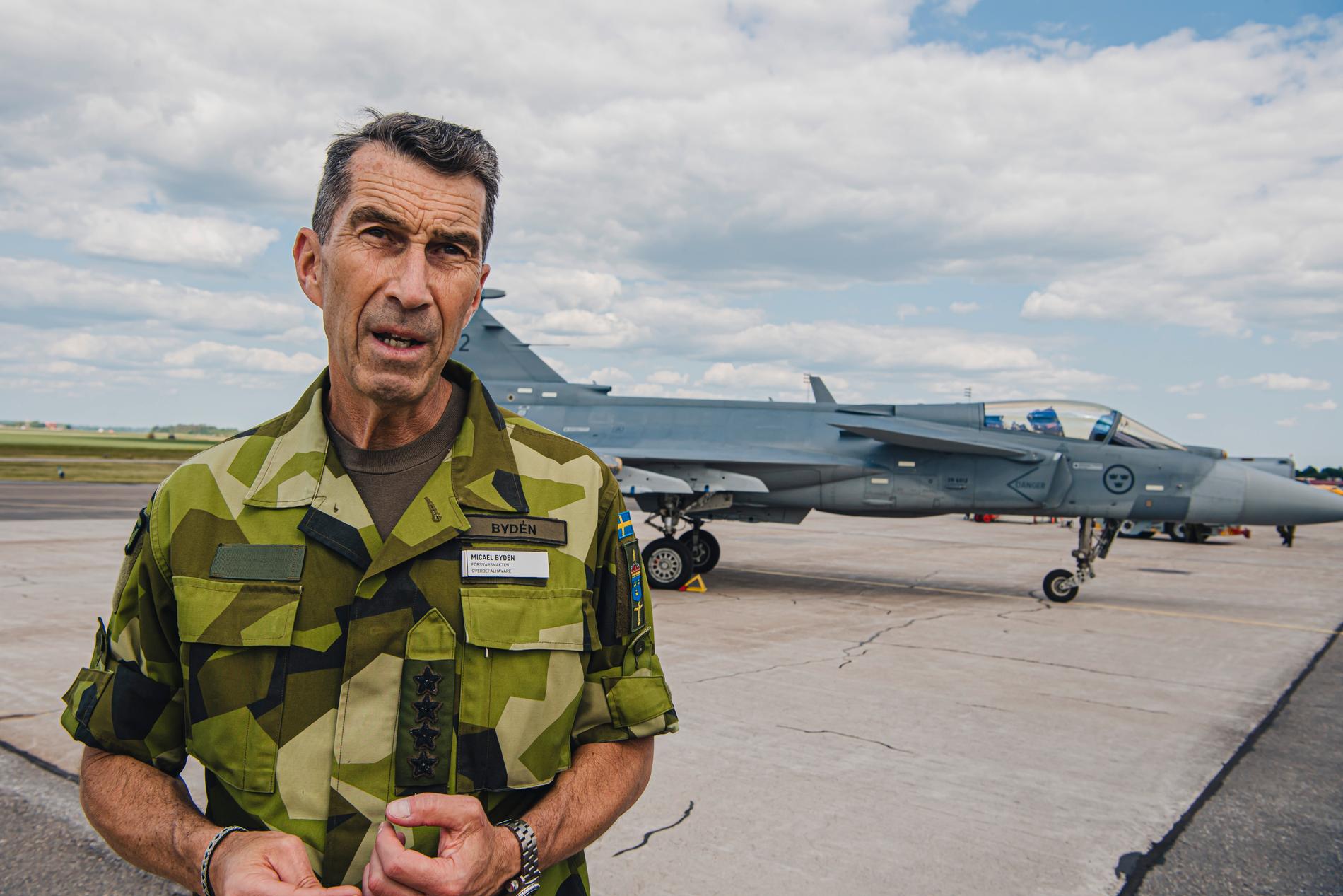 Överbefälhavaren Micael Bydén på flygflottiljen F 16 i Uppsala.