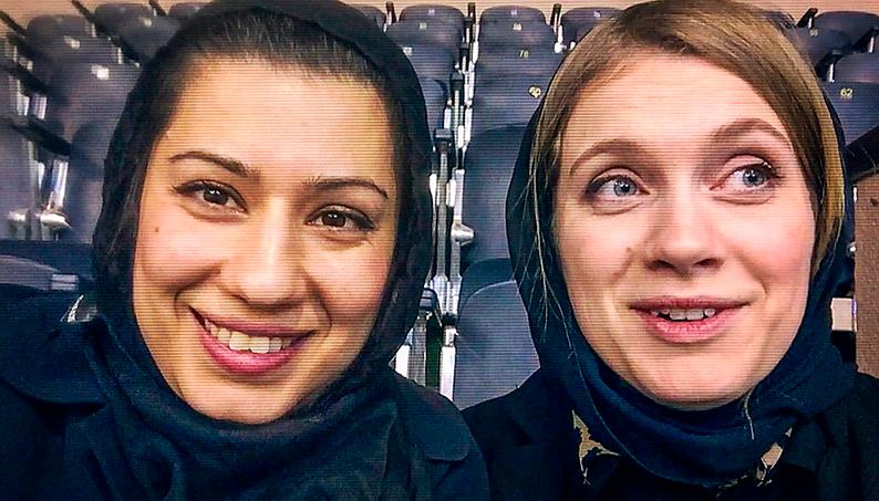 Farvash Razavi och Anna Tascha Larsson, utbildade på Konstfack, är managers för det svenska laget i ”Cup Iran”.