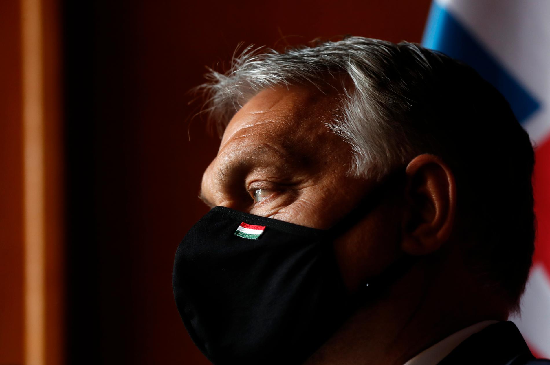 Ungerns premiärminister Viktor Orbán med munskydd under ett möte i Tjeckien den 11 juni.