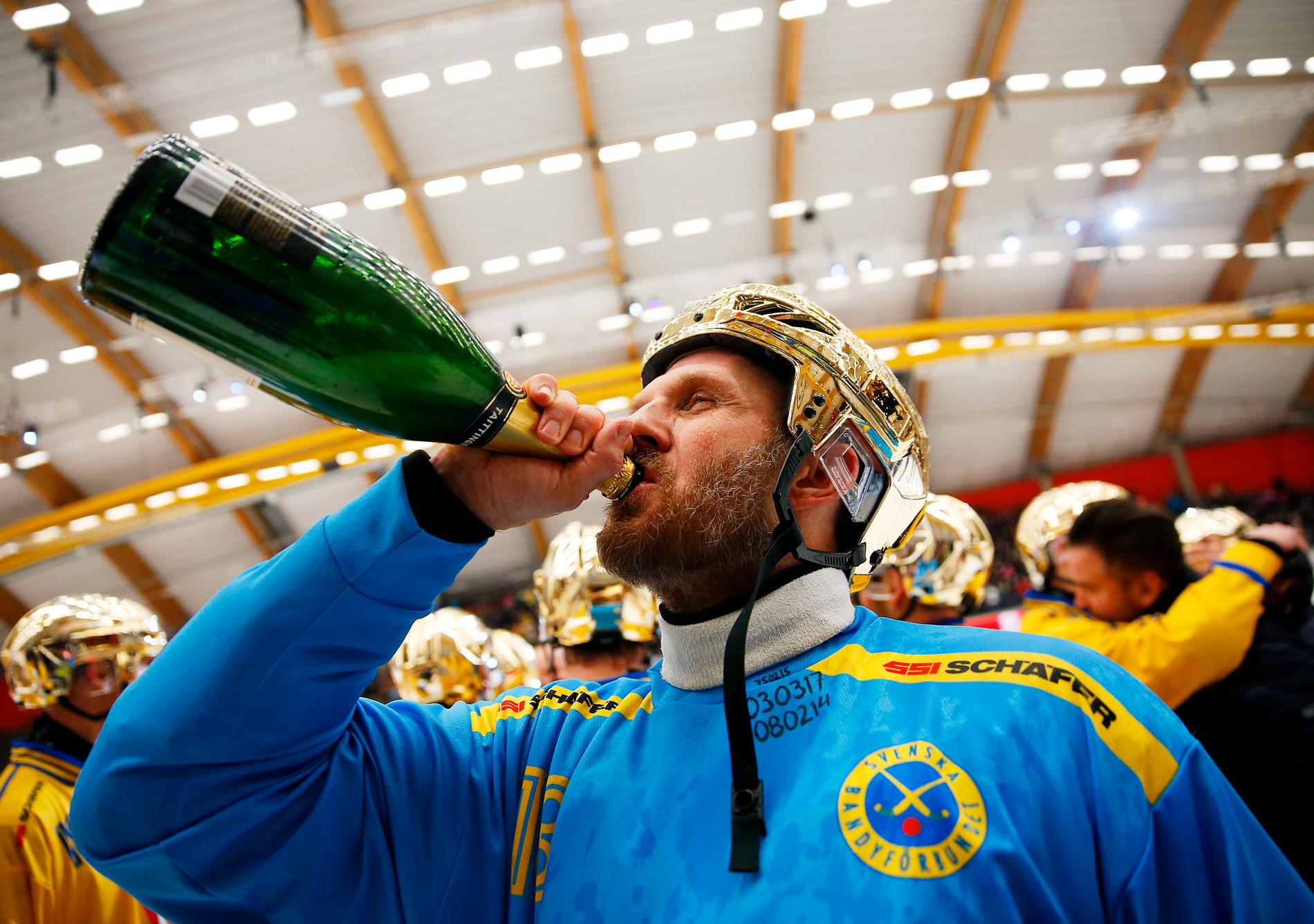 Andreas Bergwall firar VM-guldet.