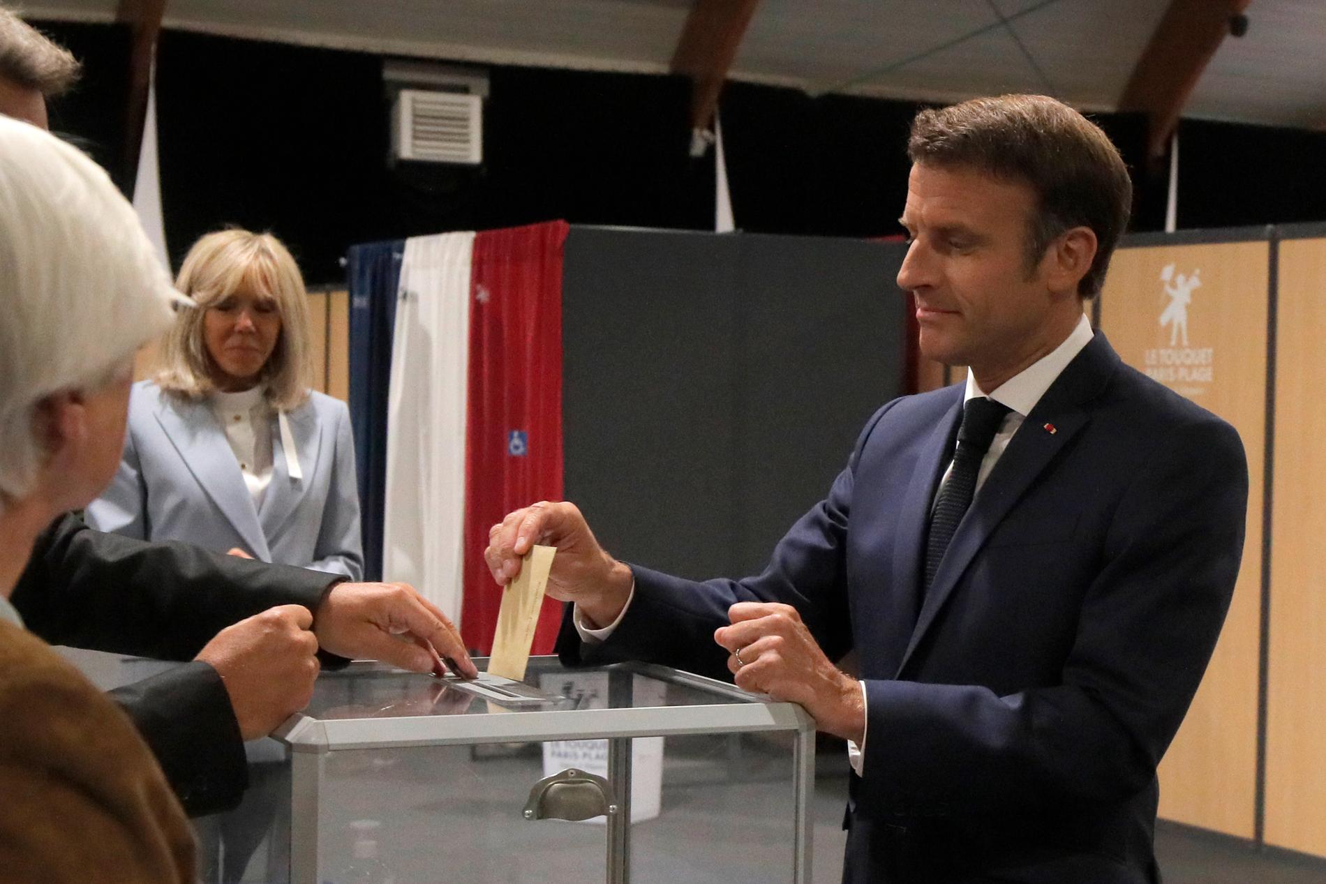Frankrikes president Emmanuel Macron lägger sin röst i Le Touquet i norra Frankrike.