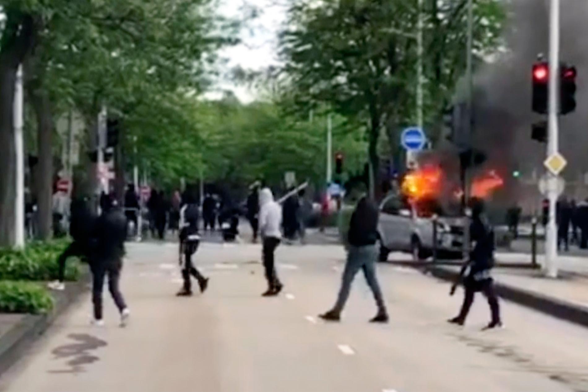 Gäng beväpnade med järnrör och skjutvapen rör sig på gatorna i den franska staden Dijon. 