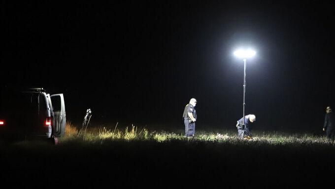 Polisens tekniker i arbete på åkern, natten efter att den döde mannen hittats. 