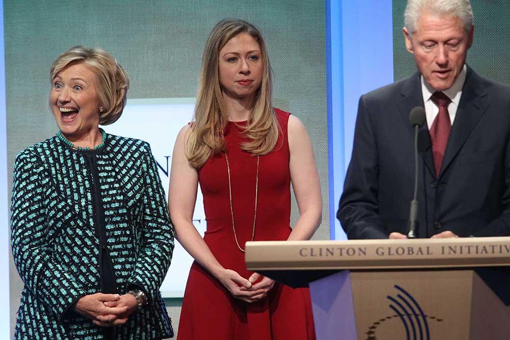 USA:s tidigare president Bill Clinton tillsammans med dottern Chelsea och fru Hillary.