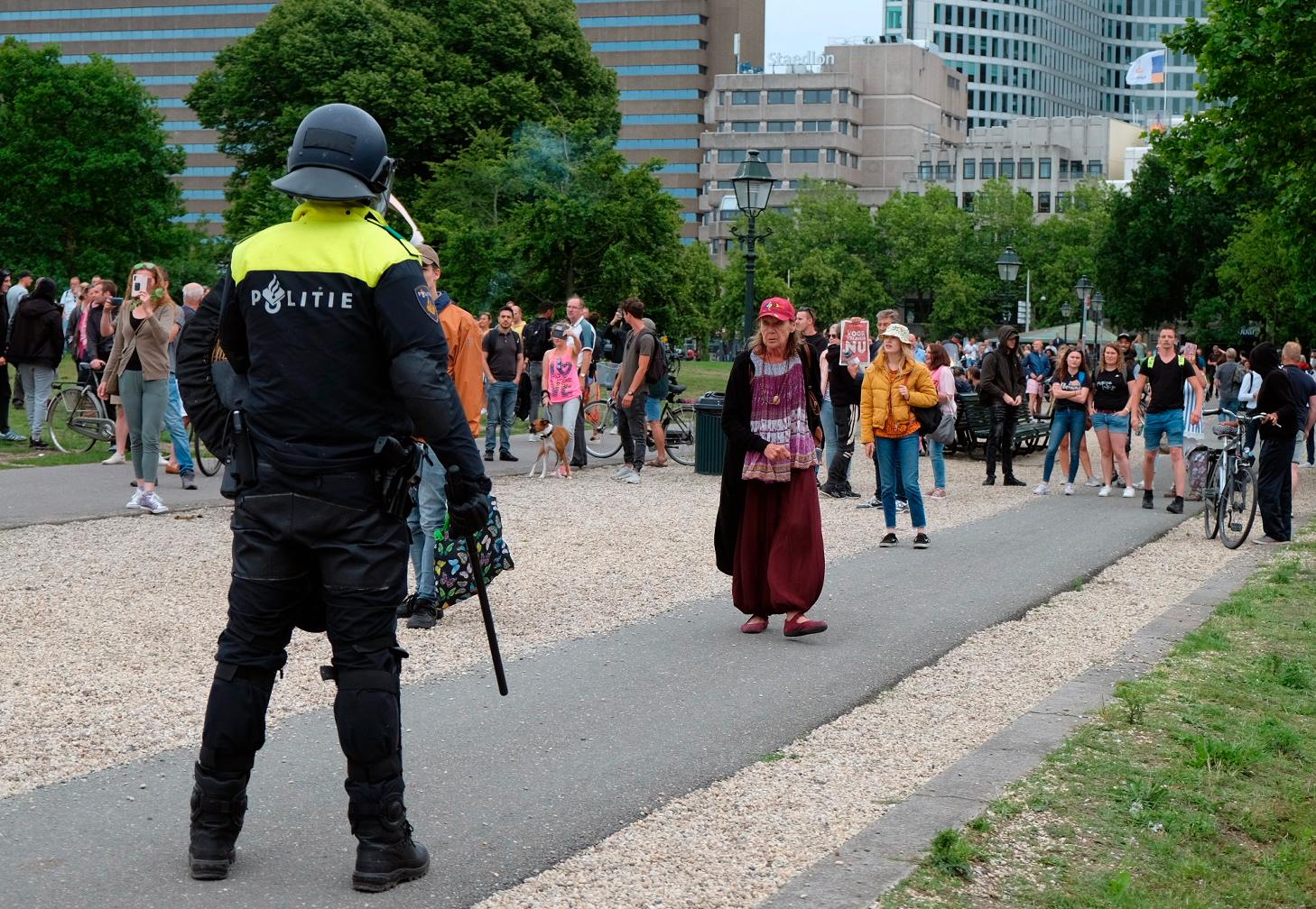 Demonstranter i Haag i Nederländerna på söndagen.