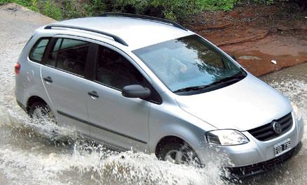 Ett par mil utanför miljonstaden Cordoba korsar vägen en flodbädd. I vanliga fall bilar man torrskodd men regnen i Argentina är lika plötsliga som intensiva. Floderna fylls på ett par timmar, och bilens förmåga att vada sätts på prov.
