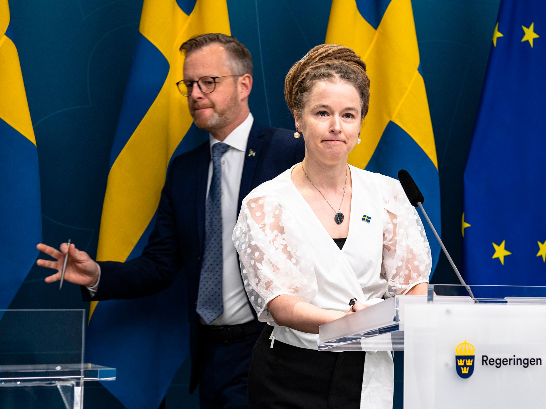 Kultur- och nöjesvärlden rasar mot både kulturminister Amanda Lind och inrikesminister Mikael Damberg. 