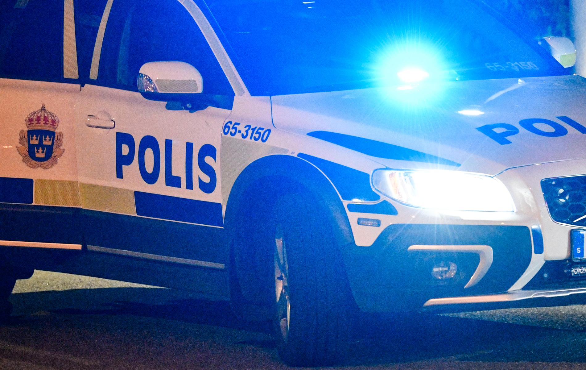 Polis jagar en smitare i Nacka öster om Stockholm. Arkivbild.