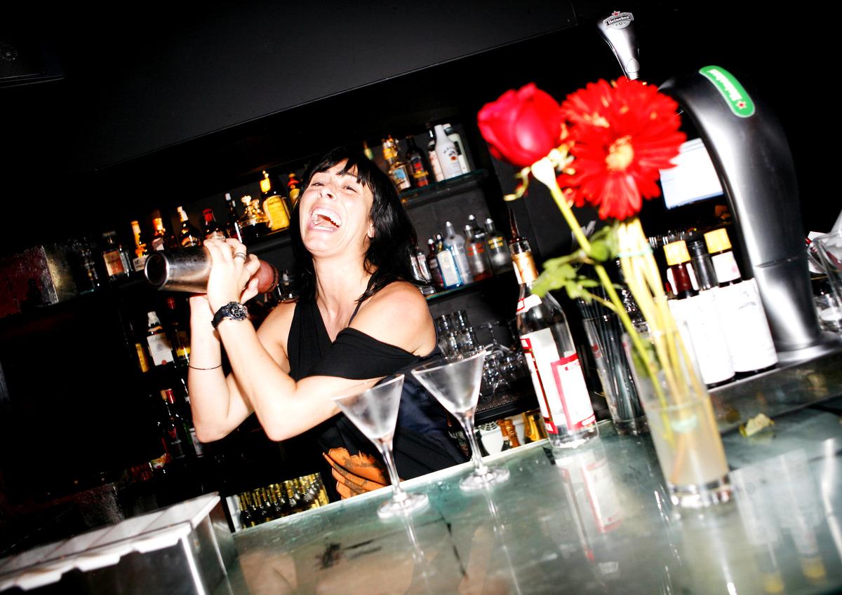 Santa Catalina är inte lika proppfullt med barer Gamla stan, men här är ställena trendigare. Susana del Amo, bartender på klubben Funky Buddha, skakar Bloody Mary.