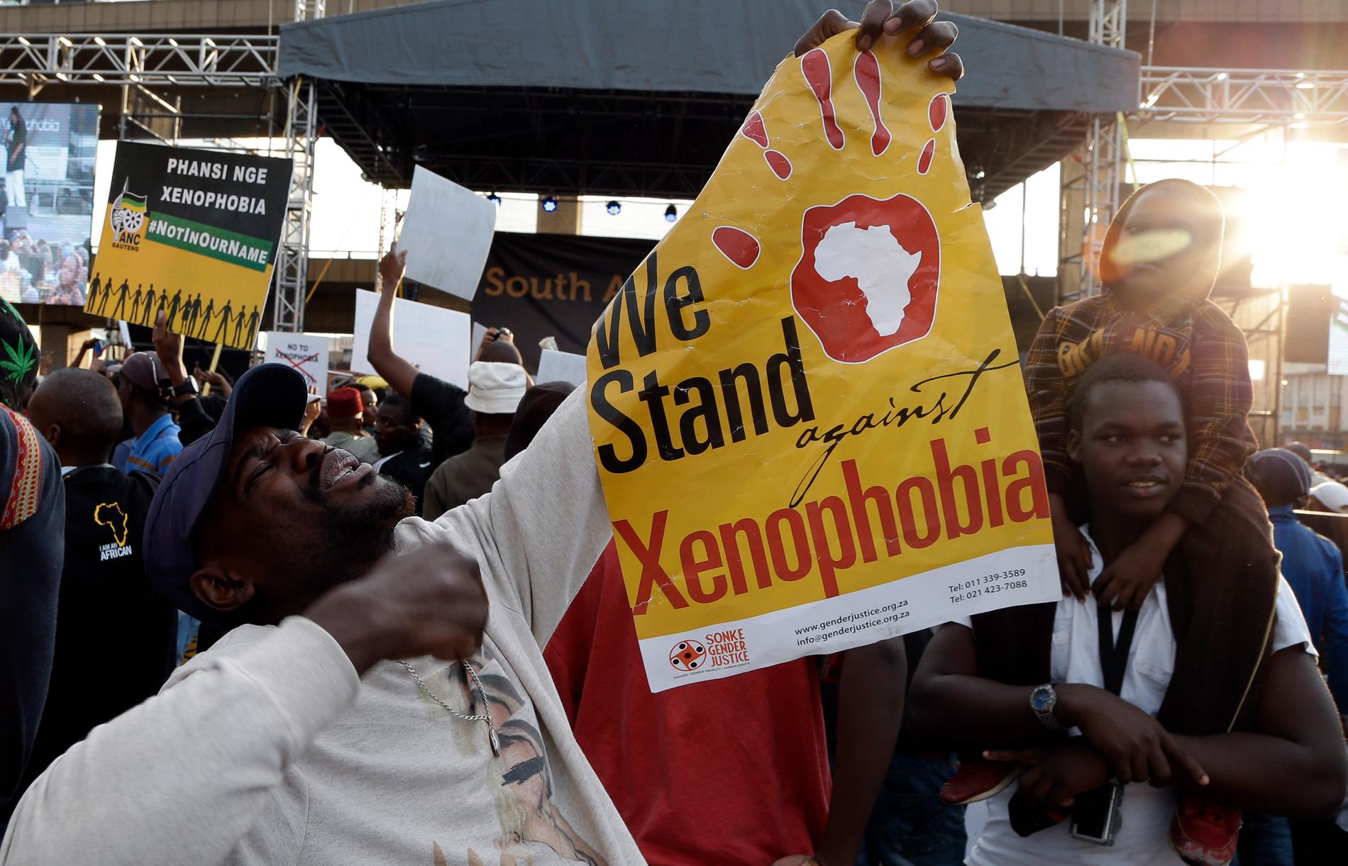 En man deltar i en protestmarsch mot rasistiskt våld i Johannesburg, Sydafrika, 2015. Arkivbild.