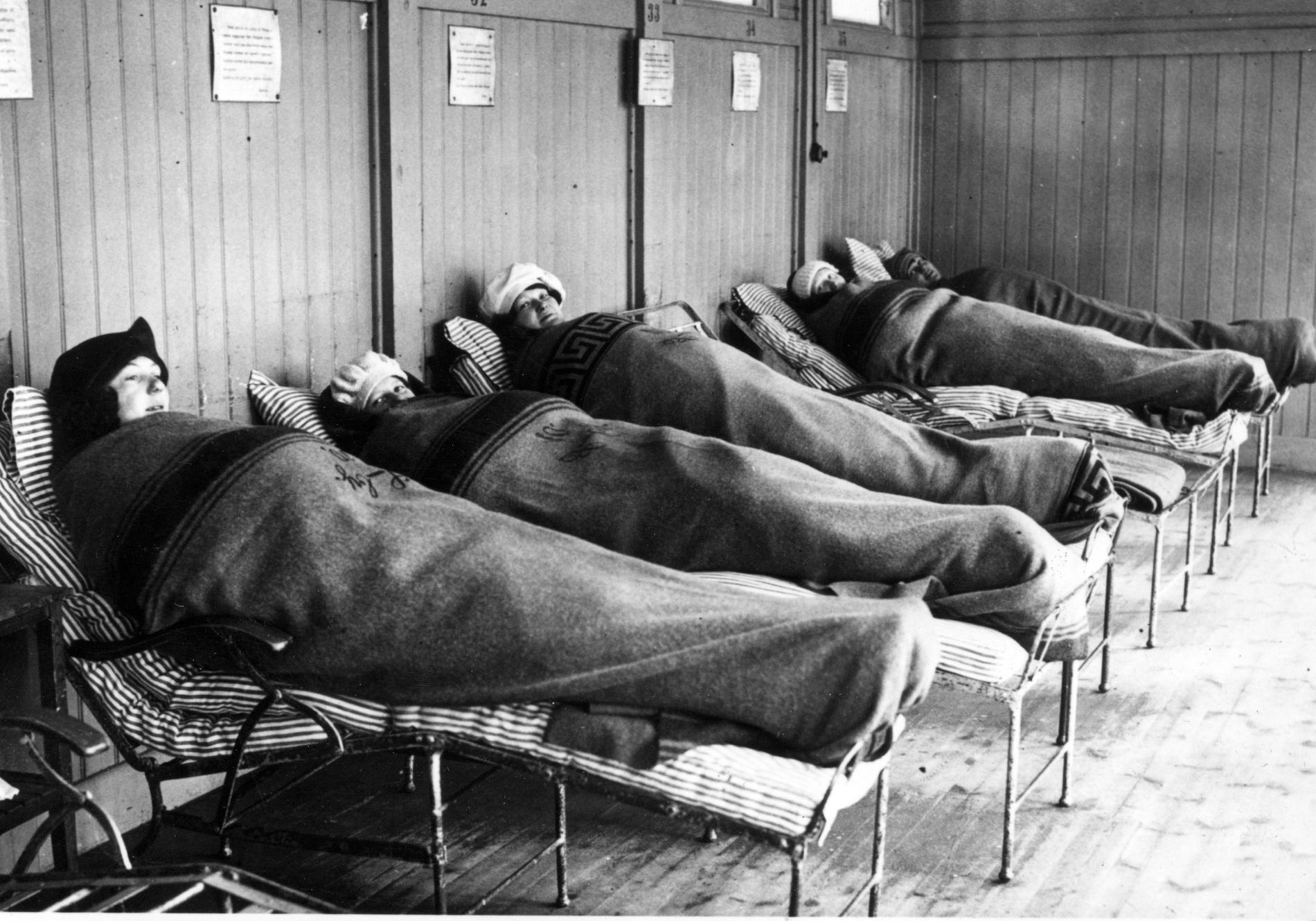 Patienter insvepta i filtar på Söderby sanatorium 1927. Arkivbild.