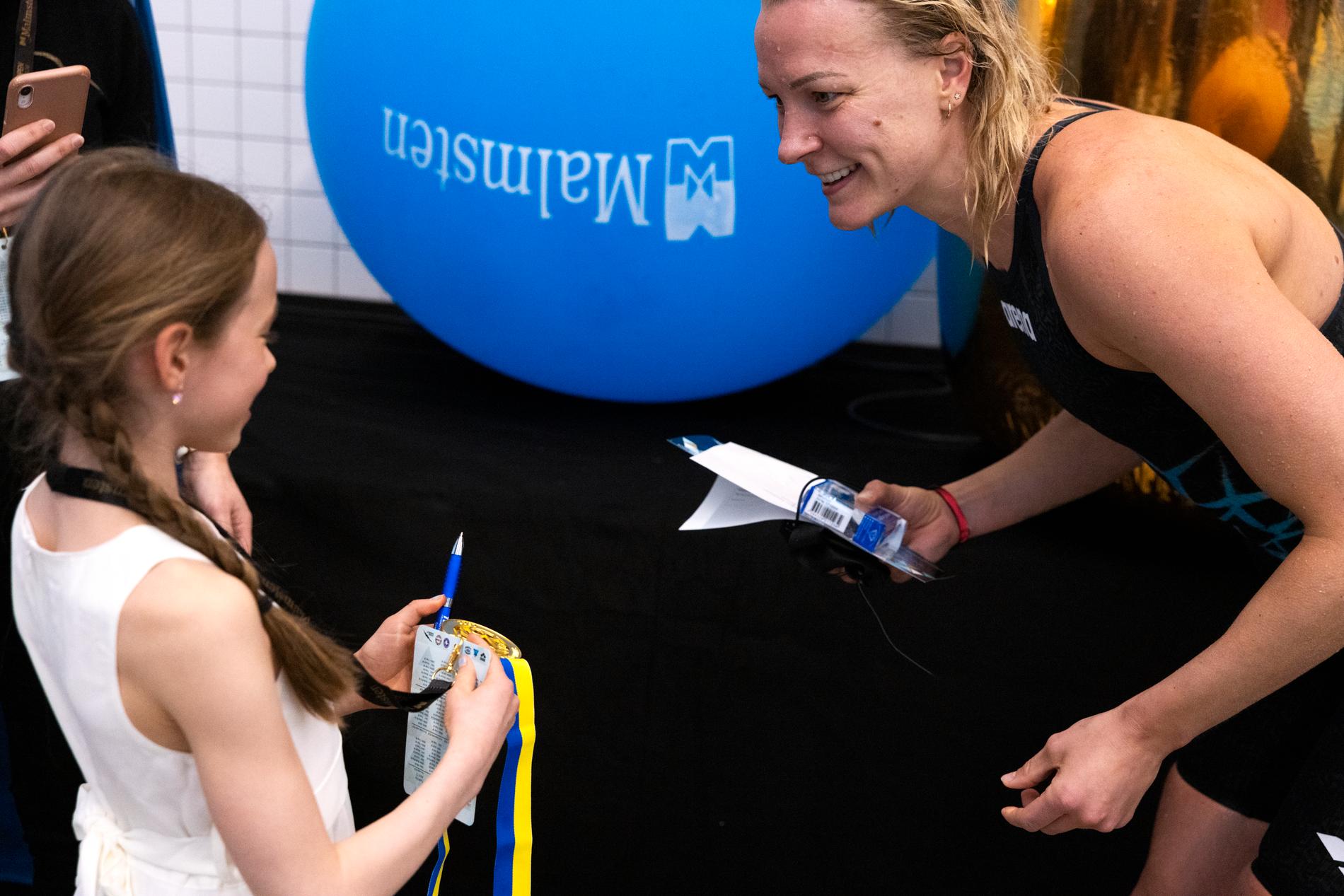 Sarah Sjöström skänkte sin medalj och skrev en av många autografer till Nova efter segern på hemmaplan i Swim Open.