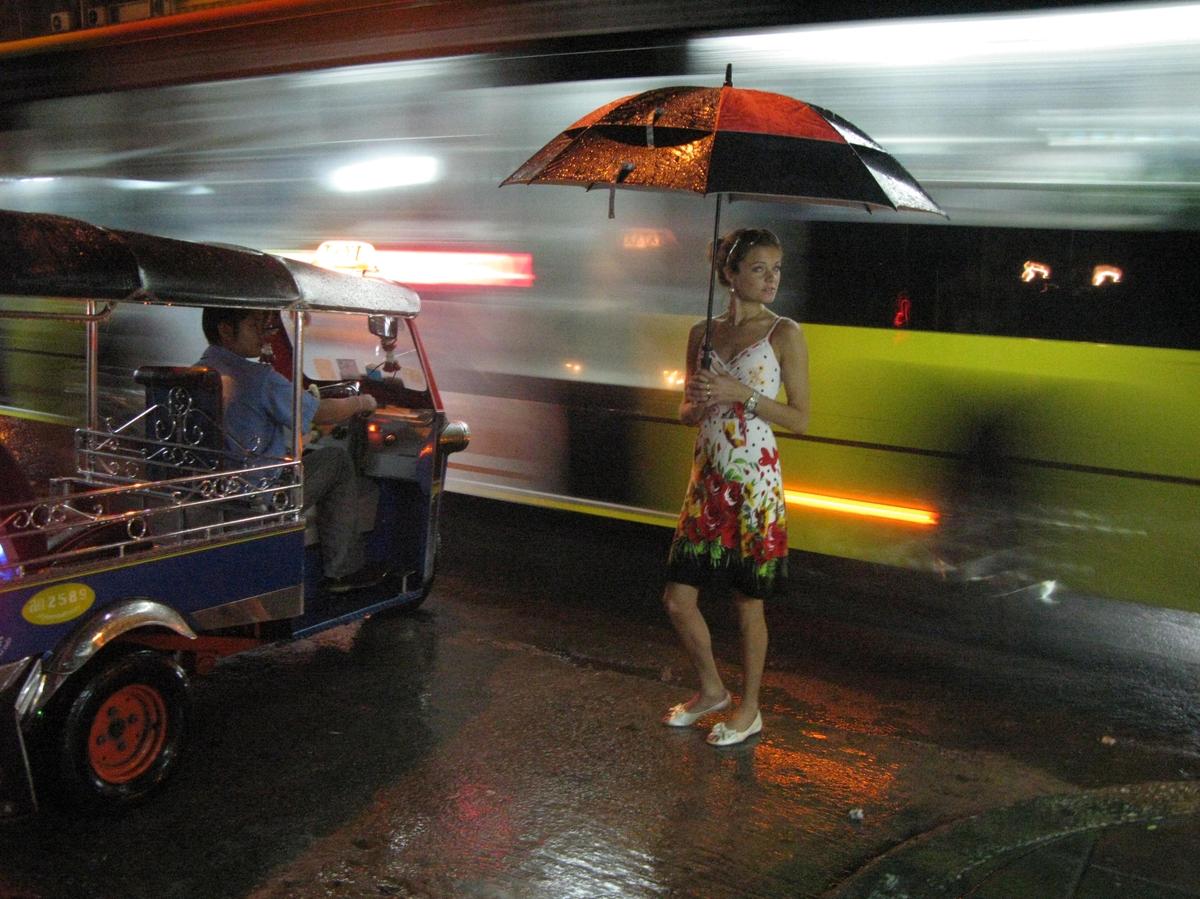 När det regnar i Bangkok... då regnar det i Bangkok. Men Mika håller humöret uppe.