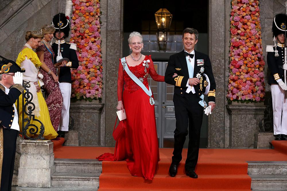 Drottning Margrethe och kronprins Frederik på prins Carl Philips och prinsessan Sofias bröllop 2015. 