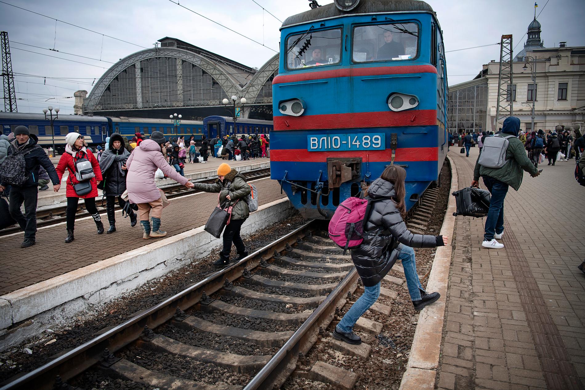 Människor på tågstationen i Lviv försöker lämna landet. 