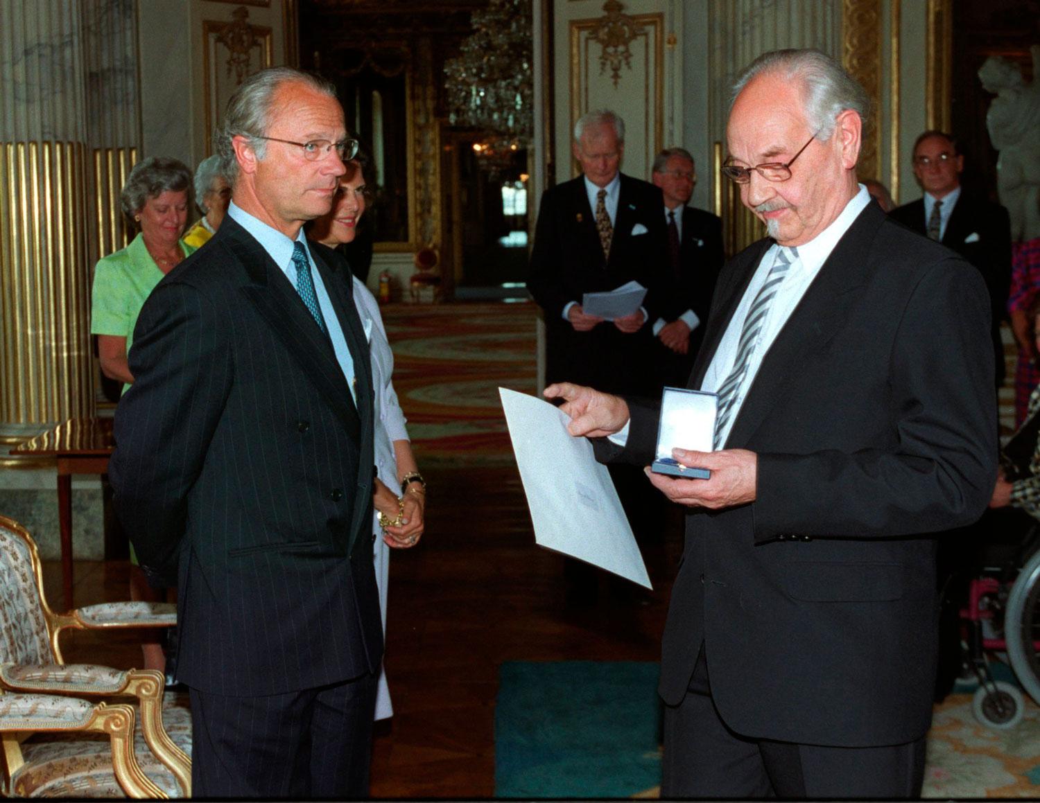 Lennart Hellsing i möte med kungaparet 1999.