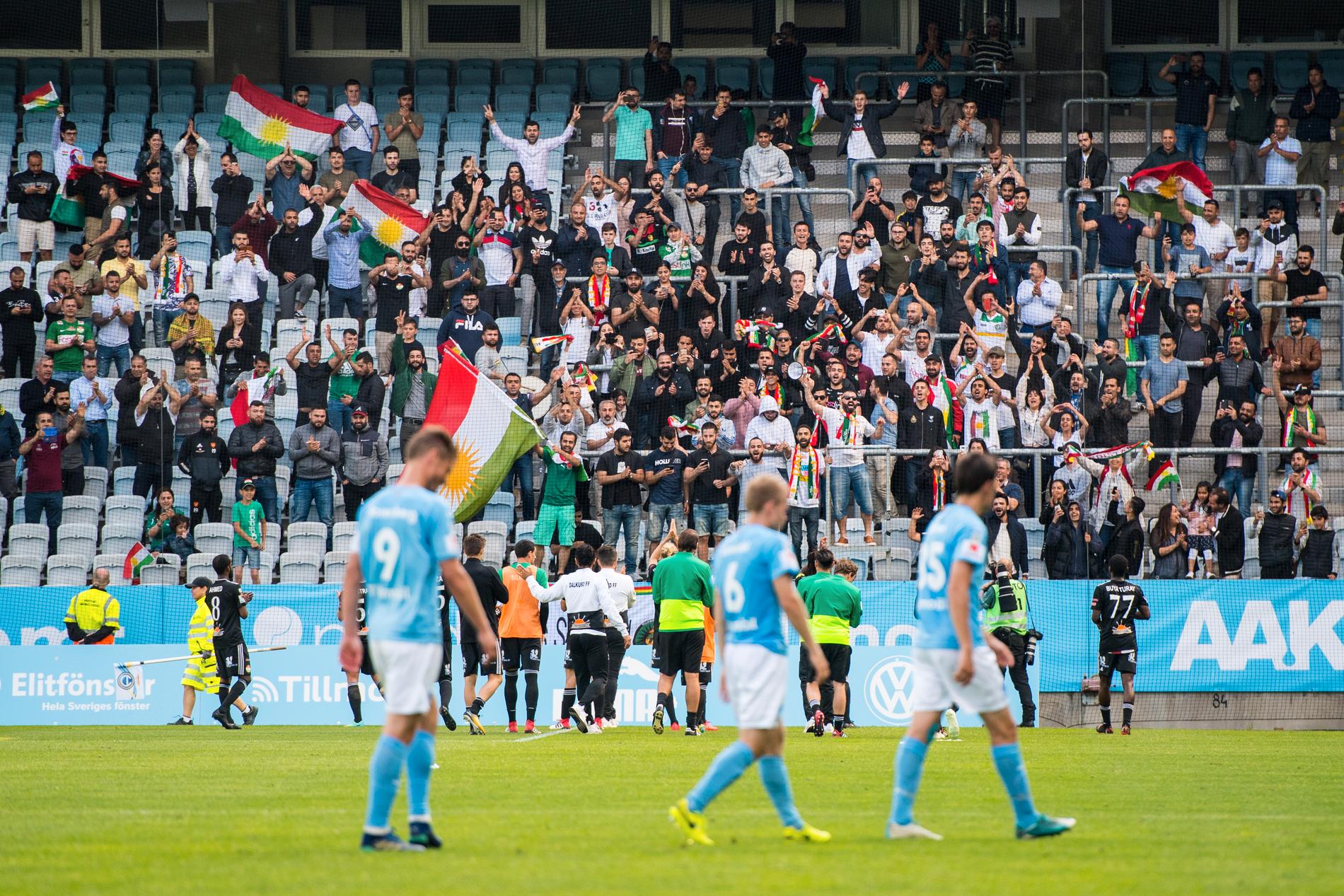 Dalkurd firar poängen i Malmö med sina fans.