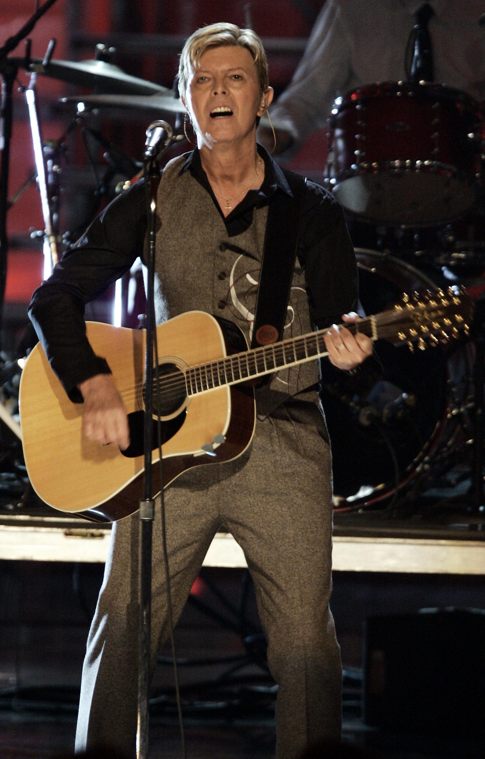 David Bowie på scen 2005.