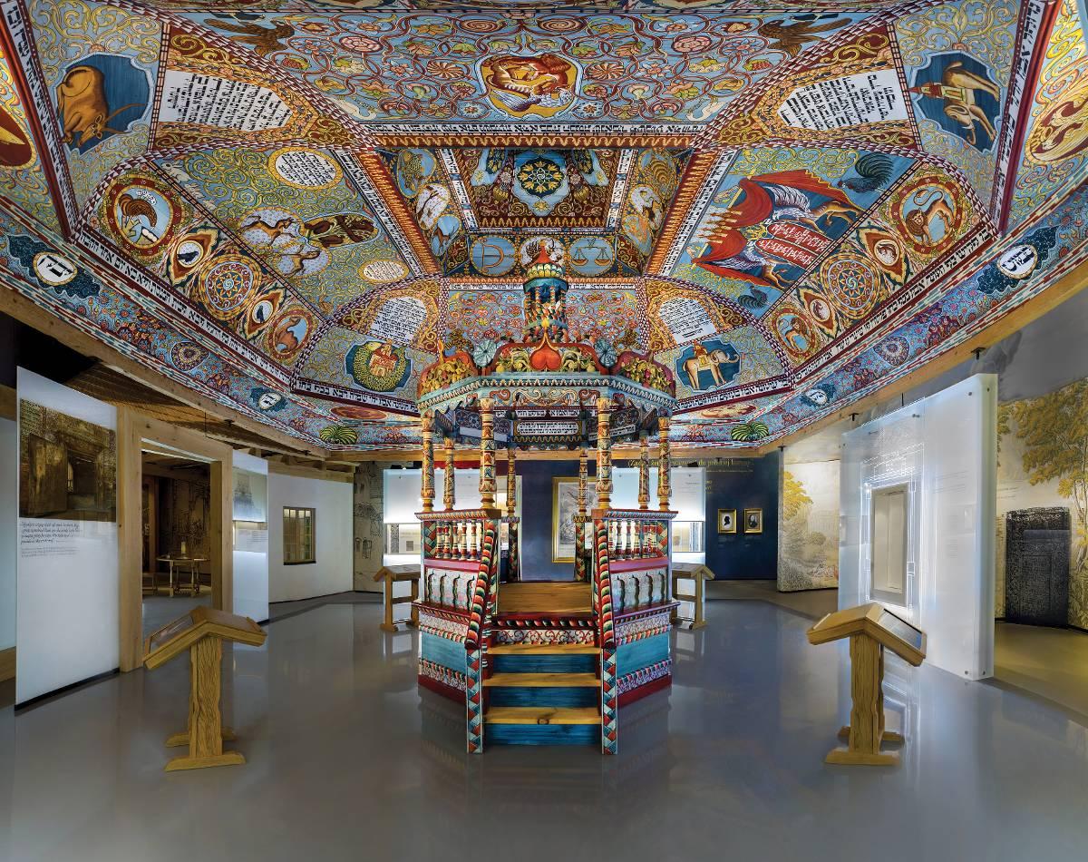På judiska museet i Warszawa får besökarna möta konstnärer, vetenskapsmän och författare – alla polska judar.