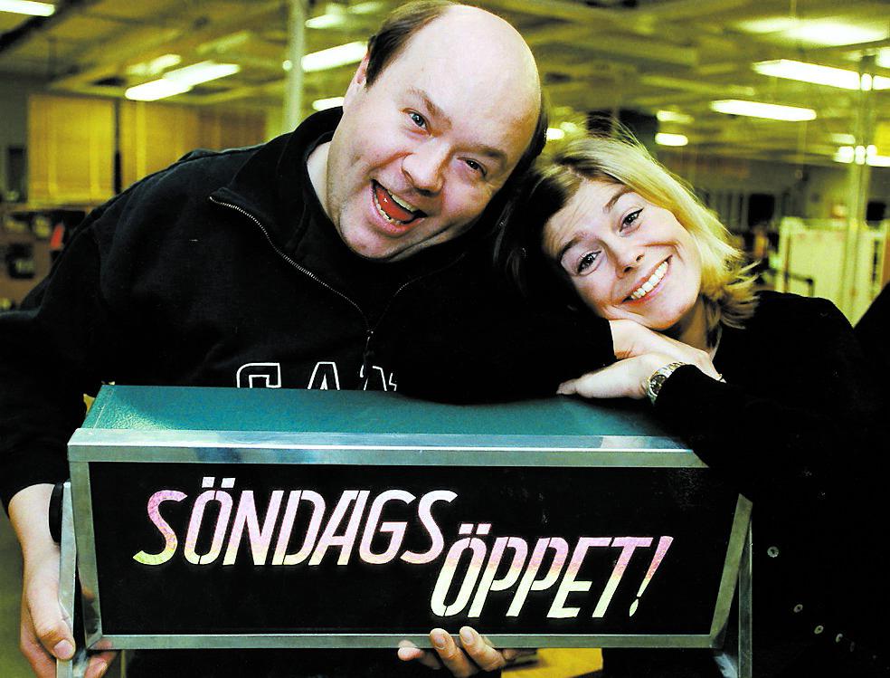 En av Ulf Larssons mest omtyckta uppdrag var som programledare för ”Söndagsöppet”. Här syns han tillsammans med Pernilla Wahlgren.