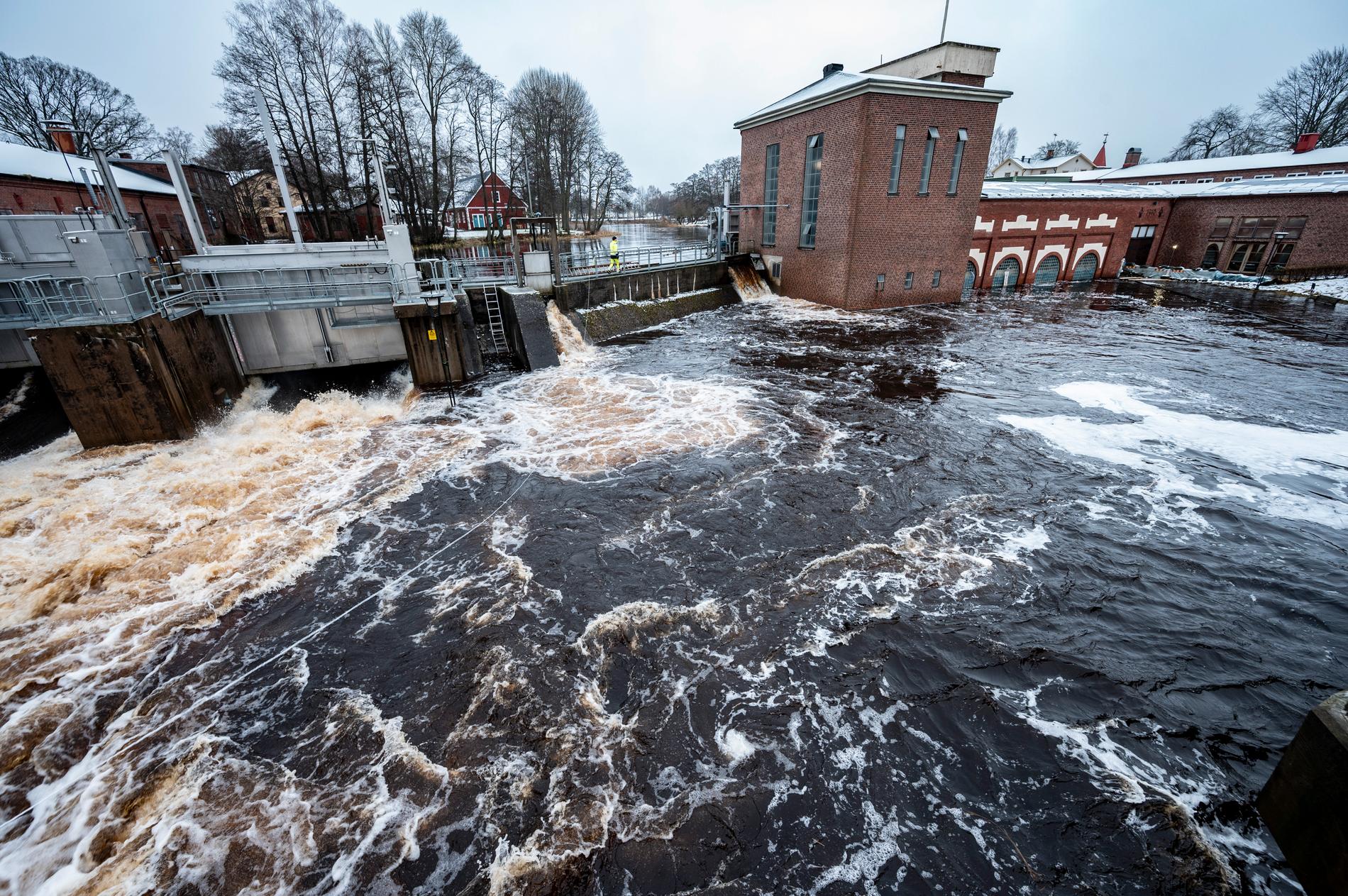 Lagan står högt vid vattenkraftverket i centrala Ljungby.
