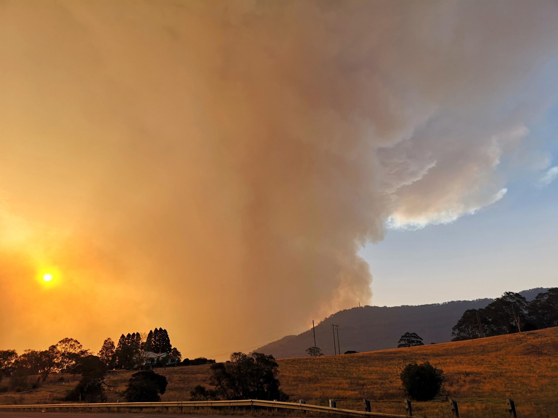 Rök från en av den senaste säsongens bränder i närheten av Bomaderry i New South Wales i sydöstra Australien. Arkivbild.