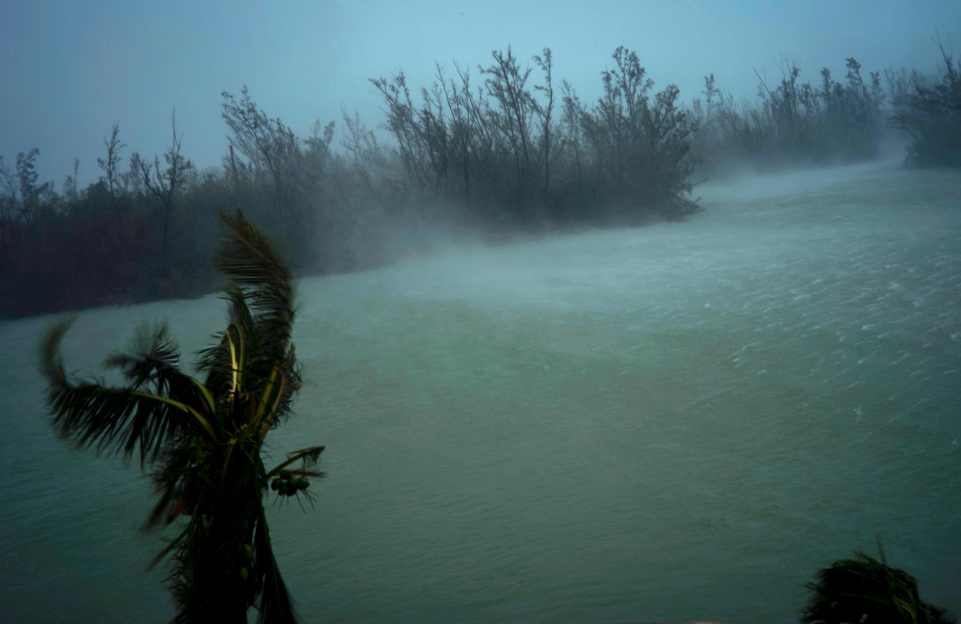 Dorians vindar piskar upp vatten i Freeport på Grand Bahama på måndagen.