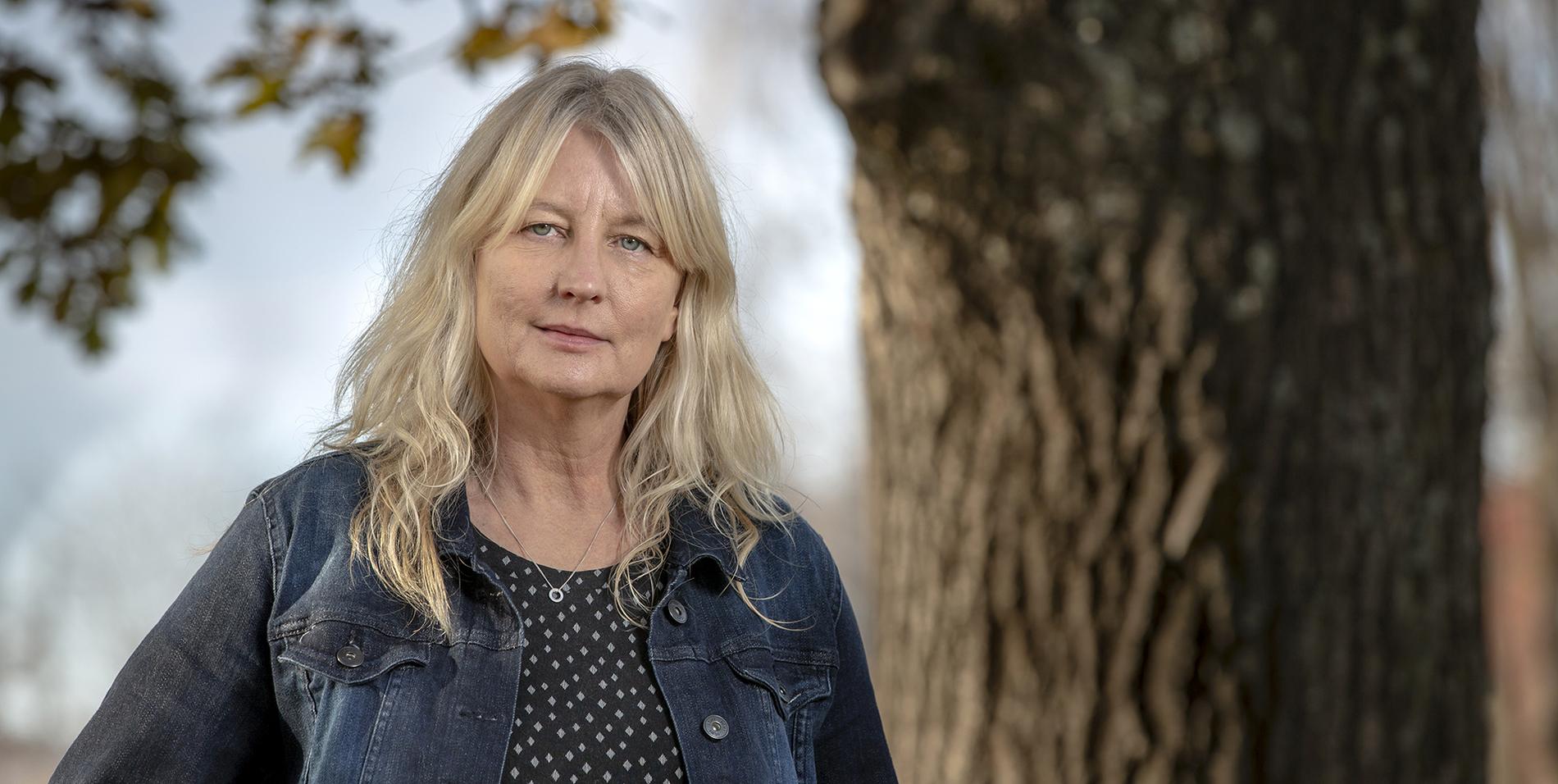 Karin Smirnoff (f 1964) avslutar sin trilogi med romanen ”Sen for jag hem”.