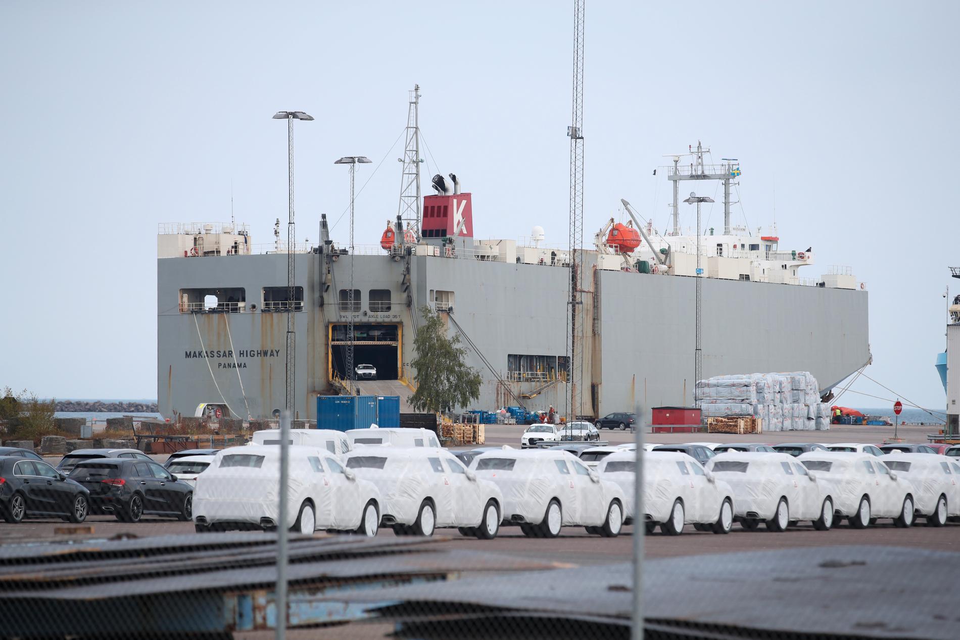 Det skadade fraktfartyget Makassar Highway har bogserats till Oskarshamn, där man nu börjat lossa lasten som består av 1 400 bilar.