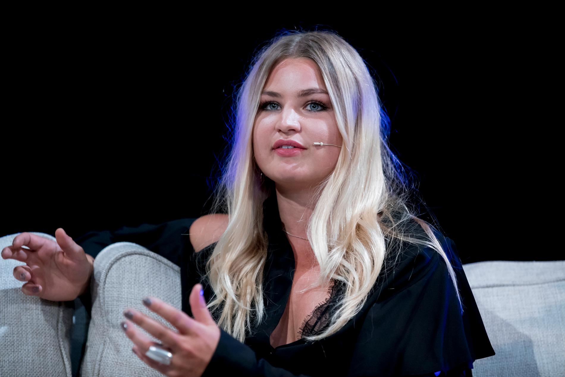 Jennifer Åkerman på scenen när TV3 presenterade årets hösttablå.