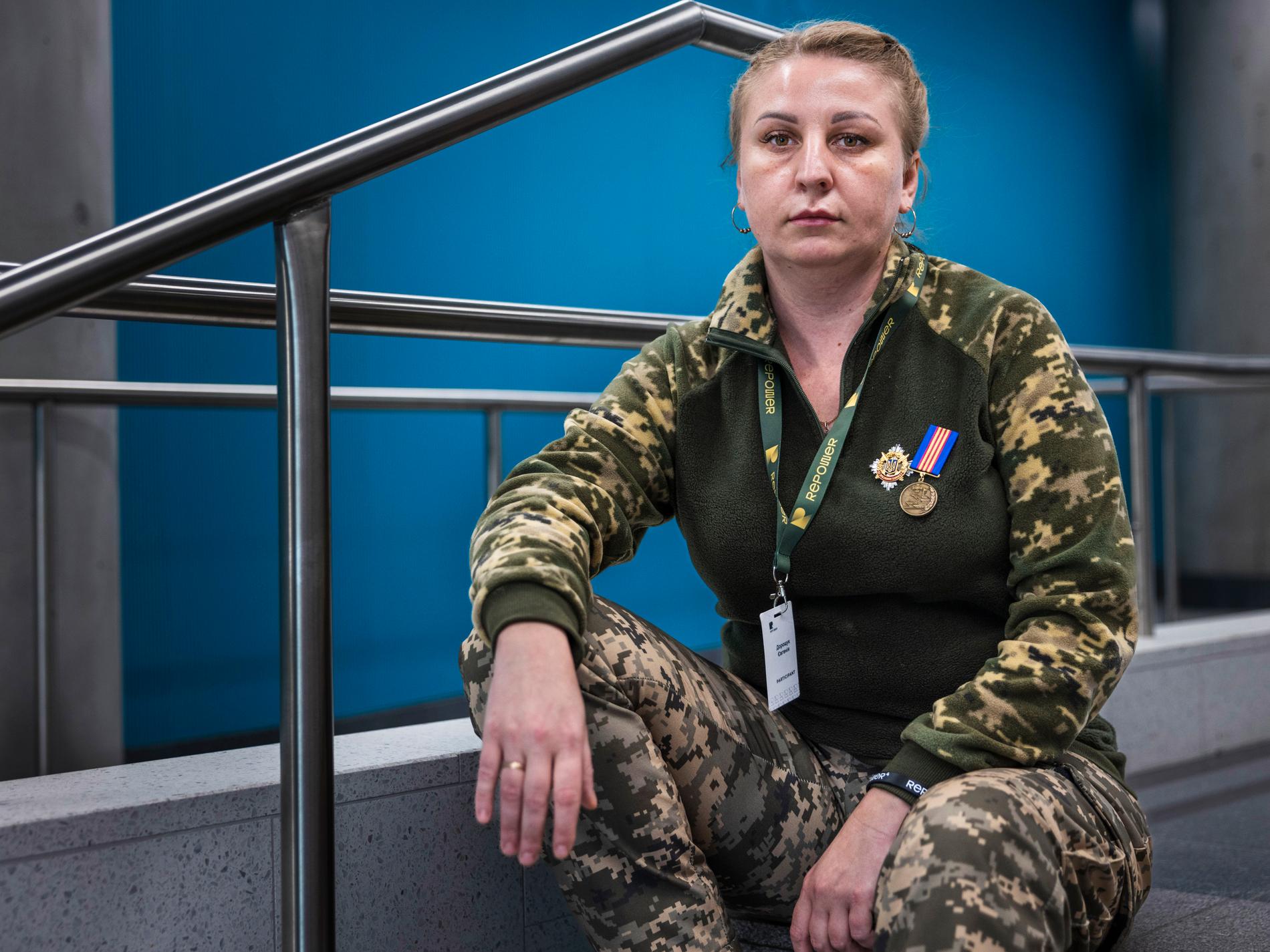 36-åriga Yevhenia Doroschuk med två medaljer. Den ena fick hon när hon var med och befriade Cherson från ryska styrkor. 