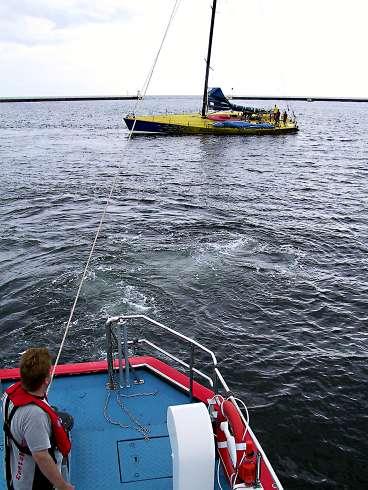 FASTNADE I SANDEN Patrick Björklund och hans kolleger på räddningsbåten Göran skickade över en lina som hissades upp i masten på Assa Abloy. De välte sedan seglaren lite så att den kom den loss ur sanden.