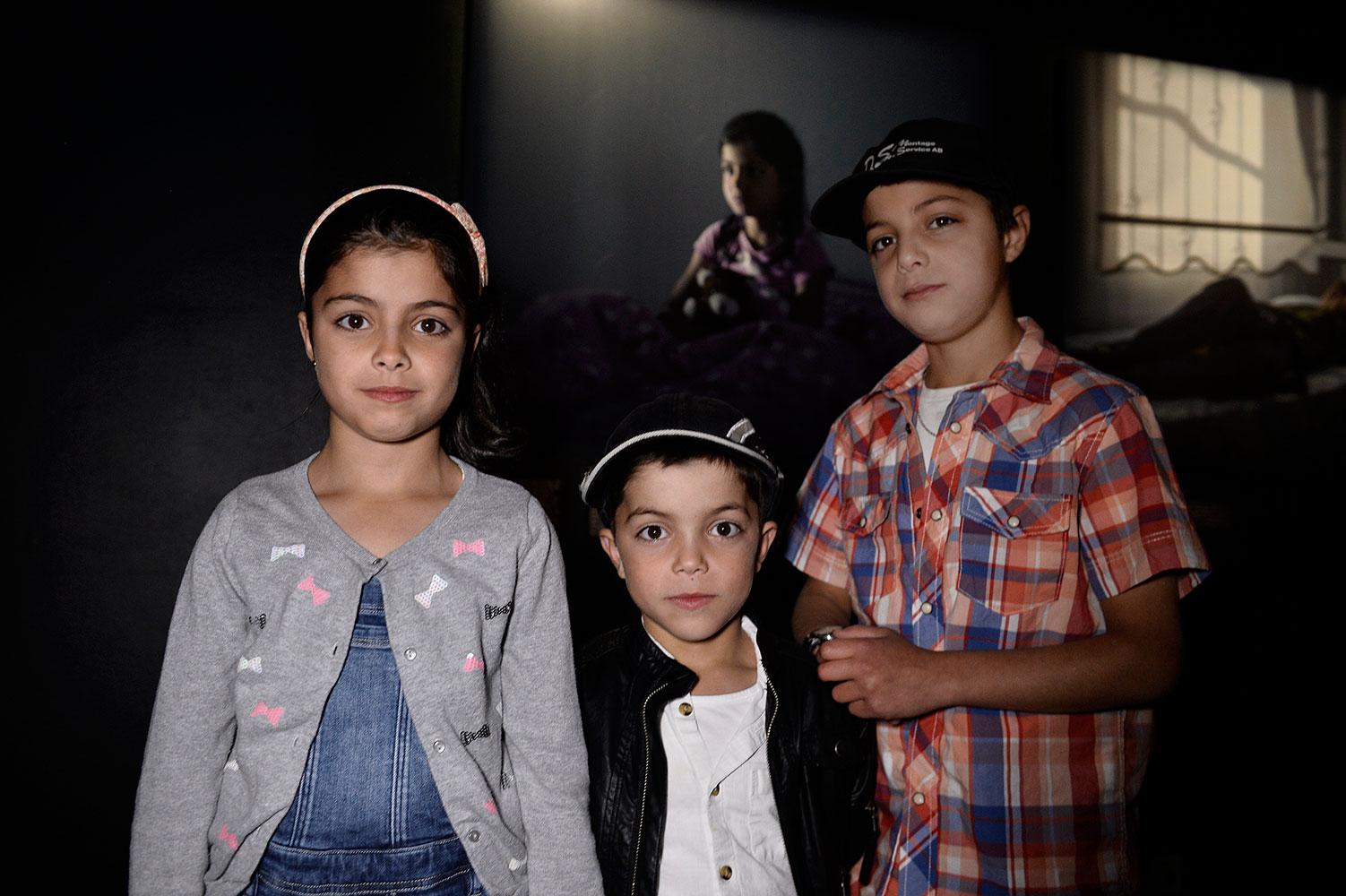 Fatima, 9, tillsammans med bröderna Hamza, 6, och Abdullatif, 11. Magnus Wennman fångade Fatima på bild när hon satt i sin säng och berättade om sina mardrömmar.