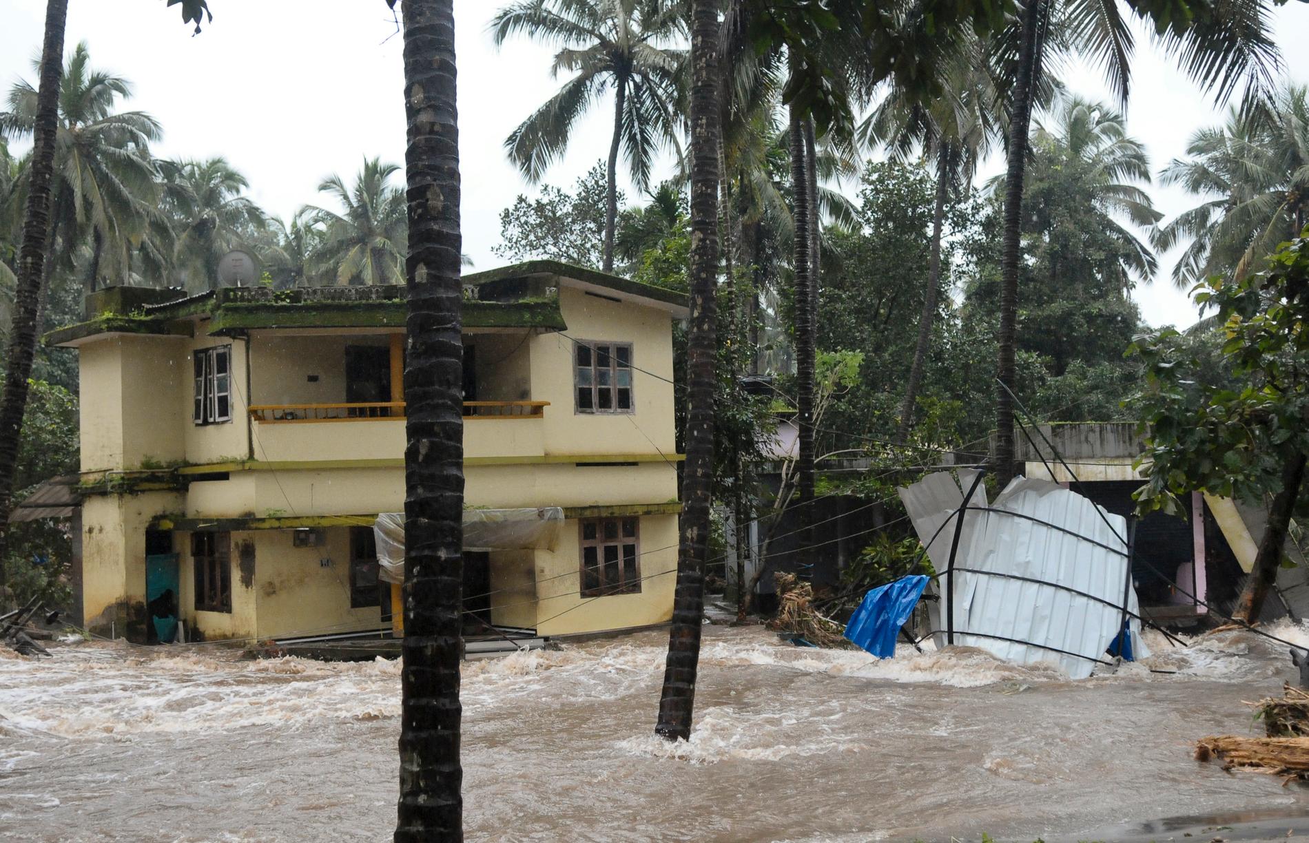 Vägar och hus är översvämmade som en följd av häftiga regn i delstaten Kerala i Indien.