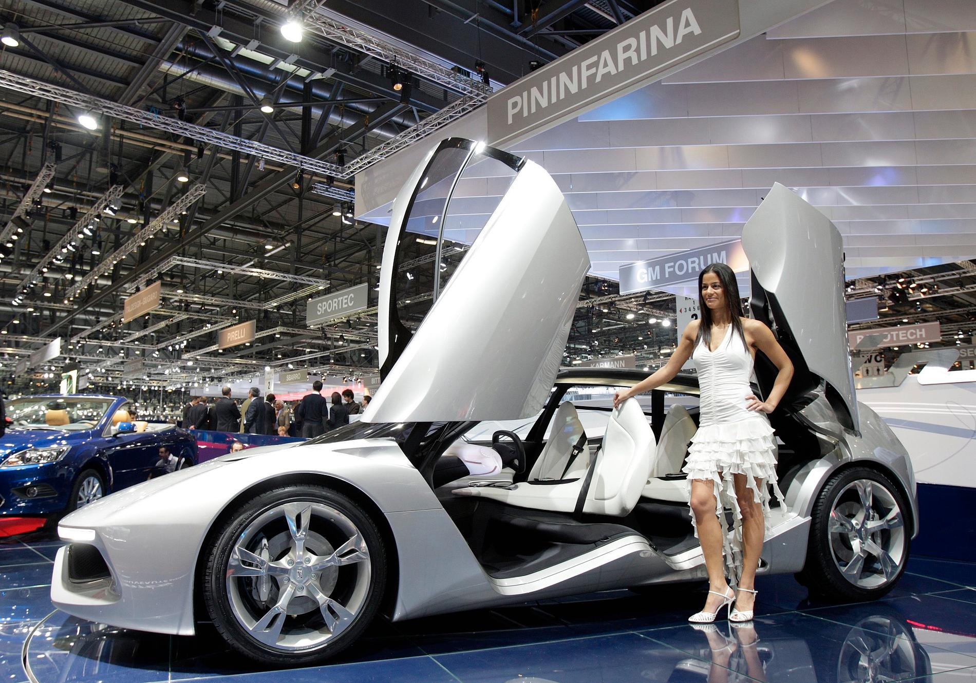 Pininfarina visade upp en konceptbil, givetvis med montervärdinna.