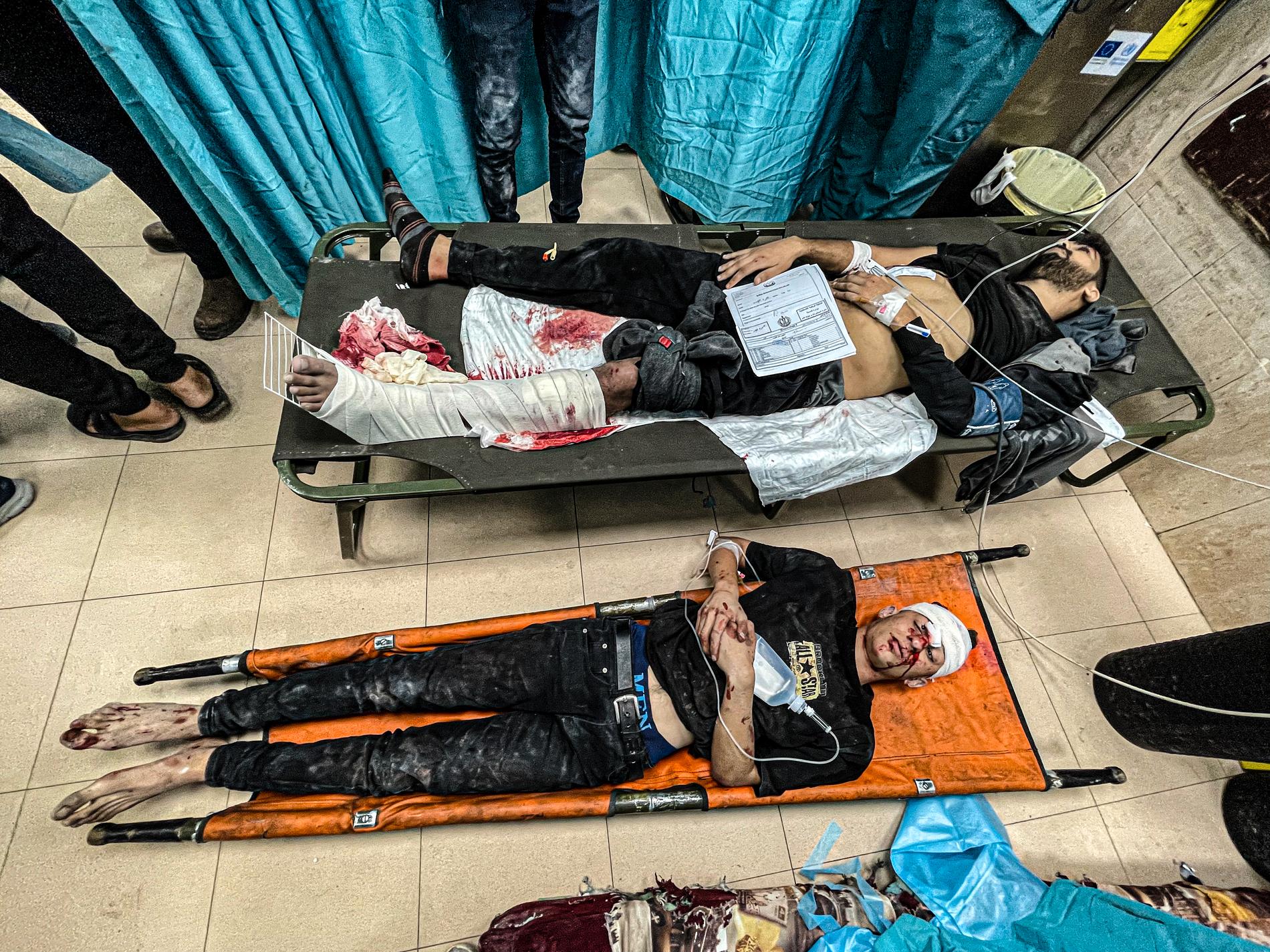 Det är ont om mat, bränsle, plats och ström på sjukhusen i Gaza. Läkarna tvingas lägga nya patienter på golvet. 