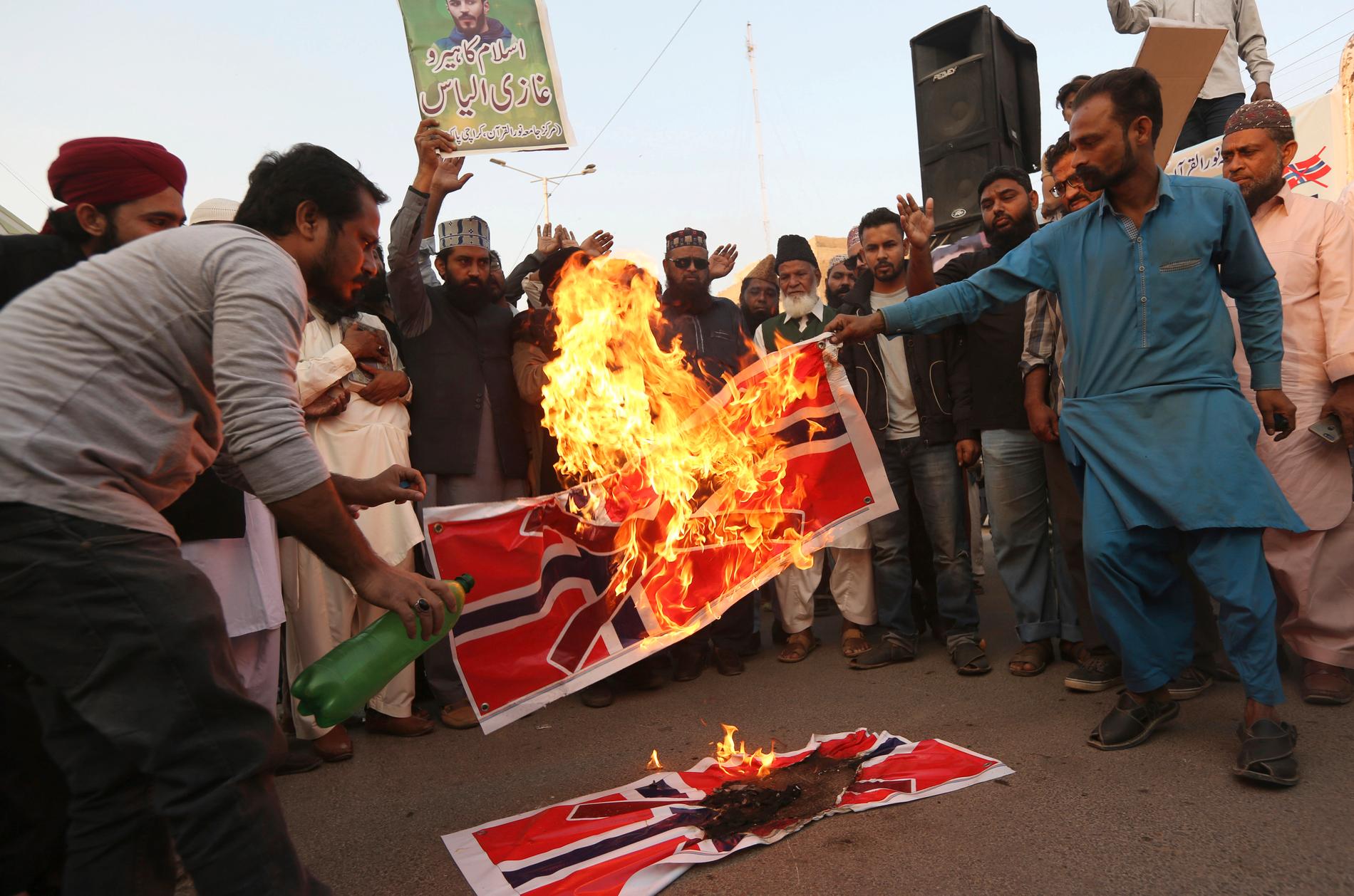 Norgekritisk demonstration i Karachi, Pakistan, på tisdagen.