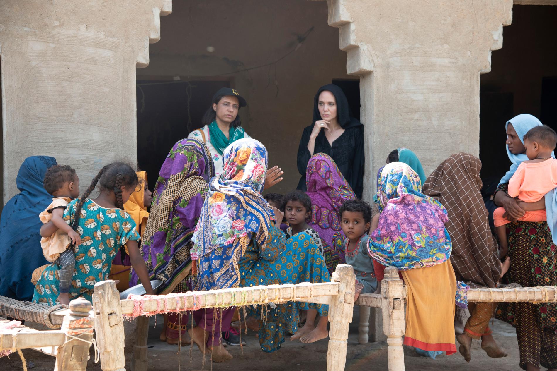 Angelina Jolie träffade i byn Ibrahim Chandio en grupp kvinnor som berättade att deras största behov nu handlar om mat, vatten och medicinsk vård.