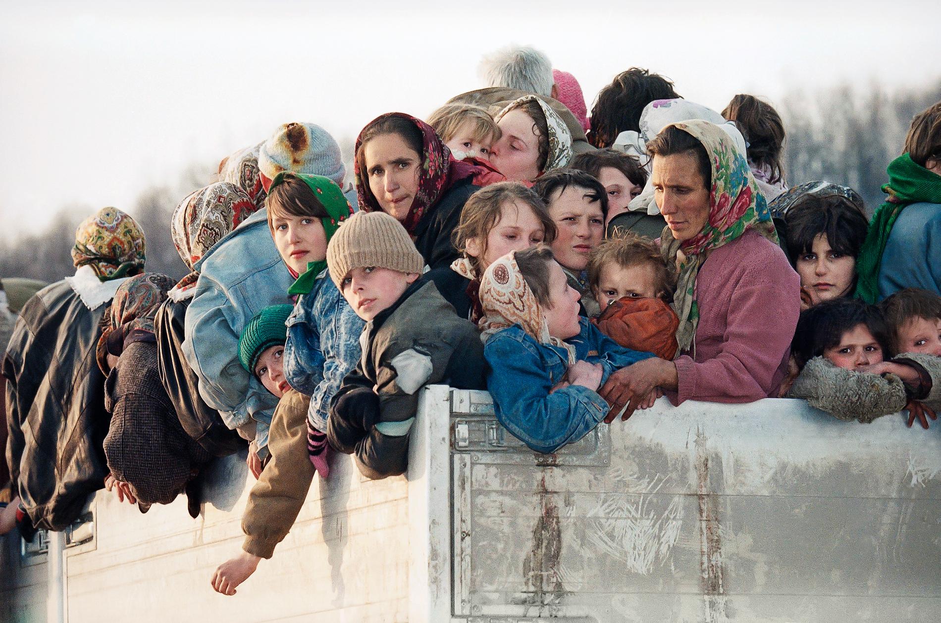Bilden från 1993 visar evakuerade från den muslimska delen av Srebrenica. Idag samlas överlevande från folkmordet, främst kvinnor,  för att minnas sina fäder, bröder, makar och söner.